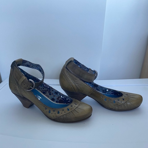 MJUS pumps size 36 fits like a US6.5 - Picture 3 of 5